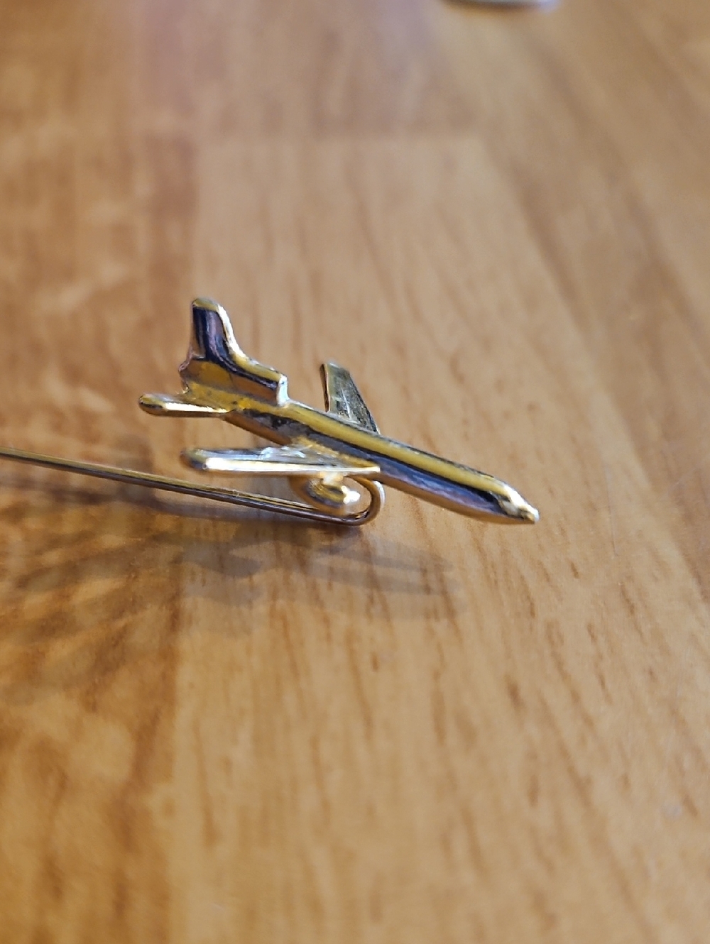 Vintage gold tone airplane aircraft stick pin lapel pilot flight attendant - Picture 5 of 5